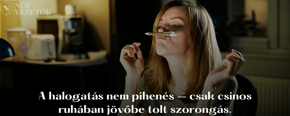 Nő tollat egyensúlyoz az orra alatt az íróasztalnál. Felirat: A halogatás nem pihenés, csak csinos ruhában jövőbe tolt szorongás.