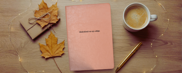 Névre szóló vegán bőr napló őszi környezetben – a személyes történet kezdete.