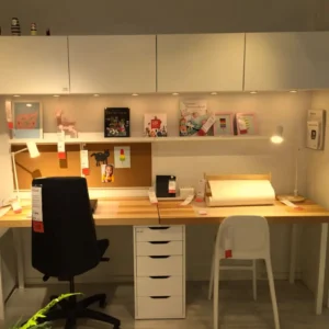 A hála mint energiamenedzsment a gyakorlatban: egy női vállalkozó a Hálakaland Napló segítségével tesz rendet a kaotikus asztalán.