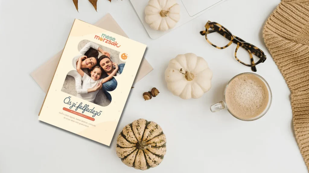 Őszi szünet utolsó napjai – meleg fényű asztalon gőzölgő bögre, notesz és falevelek; esti ráhangolódás az őszi szünet utánra.