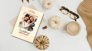 Őszi szünet utolsó napjai – meleg fényű asztalon gőzölgő bögre, notesz és falevelek; esti ráhangolódás az őszi szünet utánra.