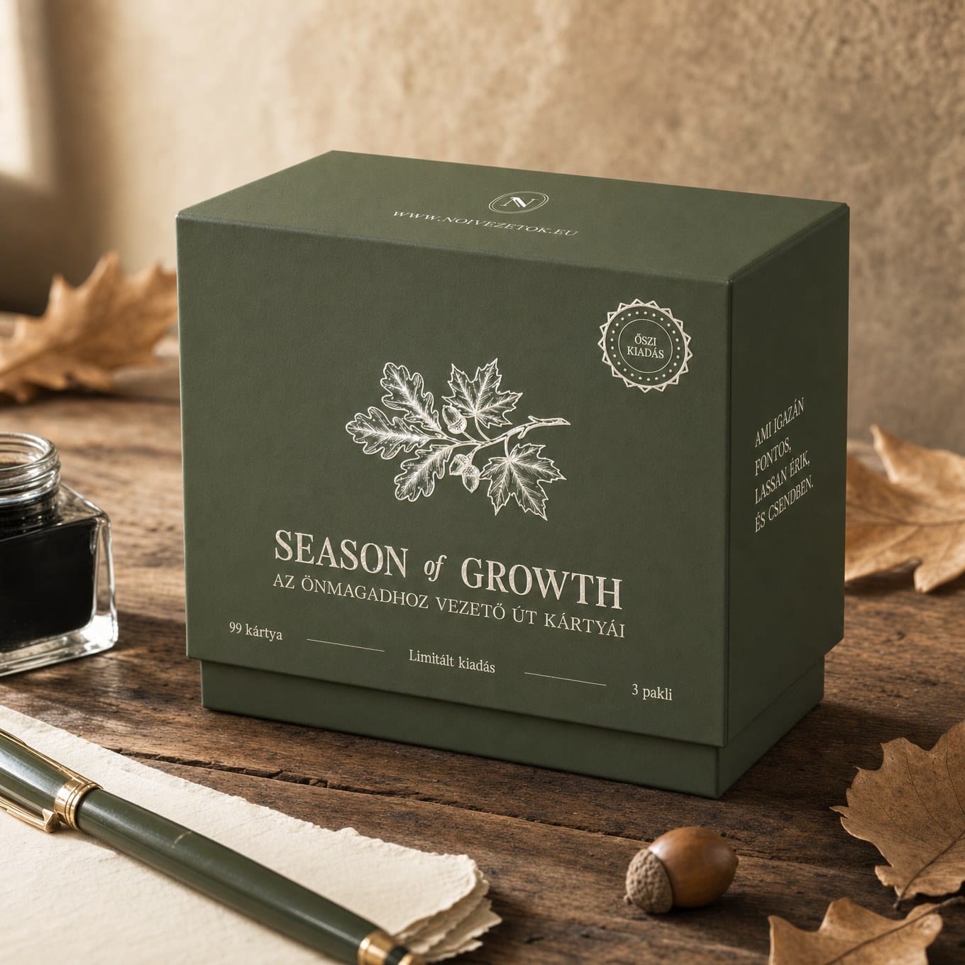 Season of Growth önismereti kártyadoboz matt zöld kartonból, az elején tölgyfaággal, makkal és őszi kiadás pecséttel