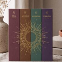 A négy the ESSENTIALS doboz egymás mellett, a gerinceken összeálló napmotívummal
