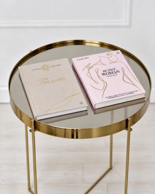 Best Year Tervező Csomag: 5 Perc Hálanapló Earth színben és Be That Woman tervező Signature Blush kiadásban egy arany tükrös asztalon