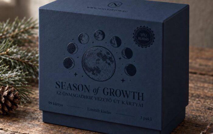 A Season of Growth téli kártyadoboza sötétkék színben, holdfázisokkal